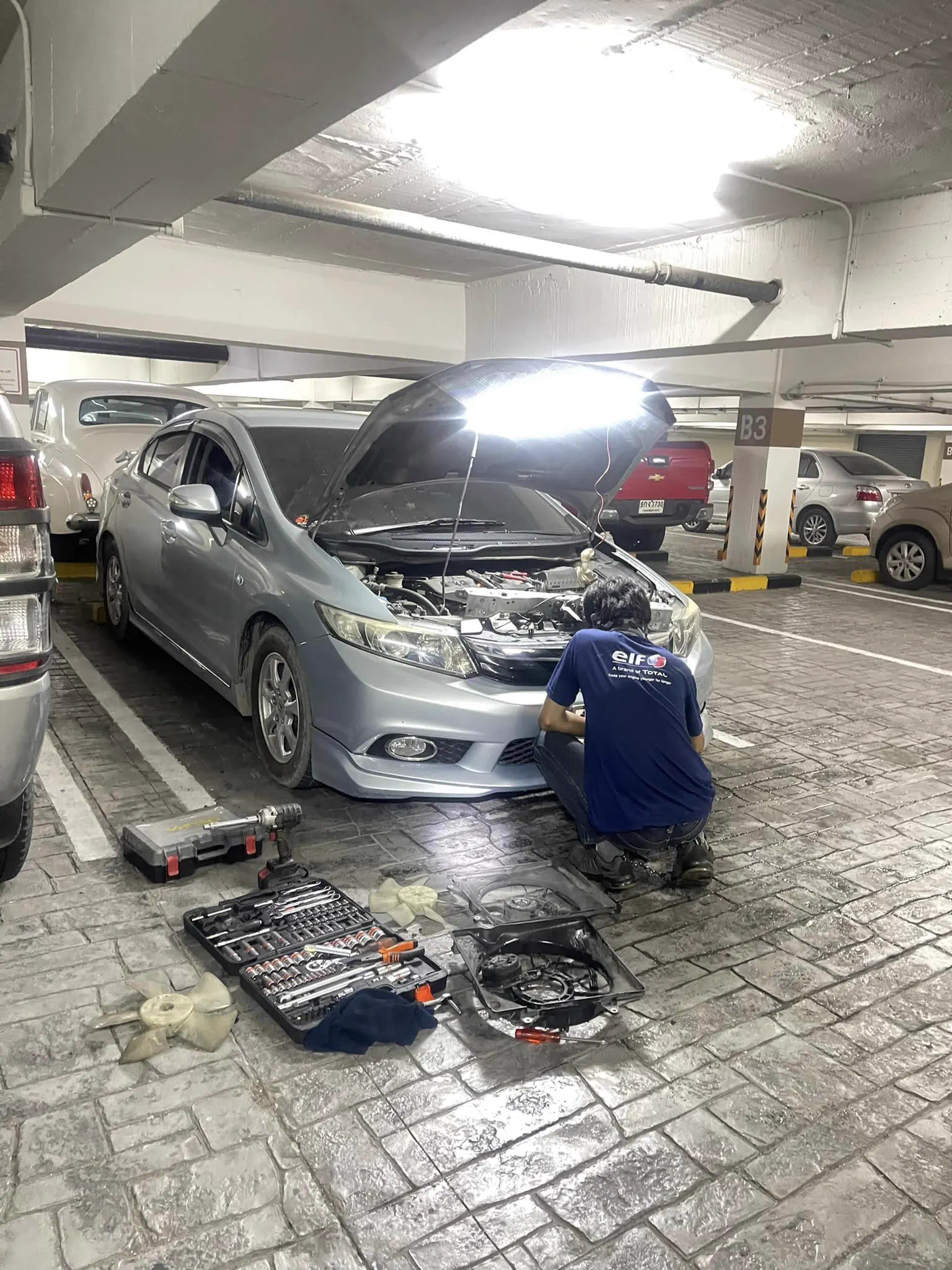 บริการซ่อมไดชาร์จนอกสถานที่ยามค่ำคืน Toyota Camry